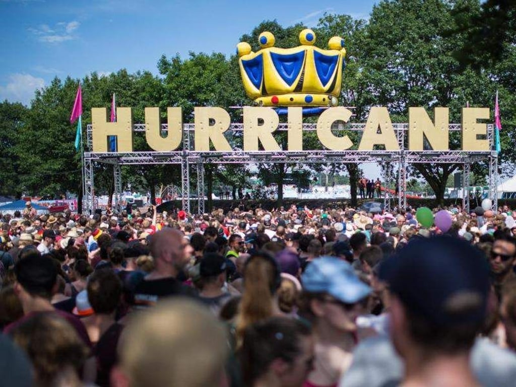 Nach Gewittern am Donnerstag nun blauer Himmel am Freitagnachmittag beim Hurricane-Festival. Foto: Sophia Kembowski