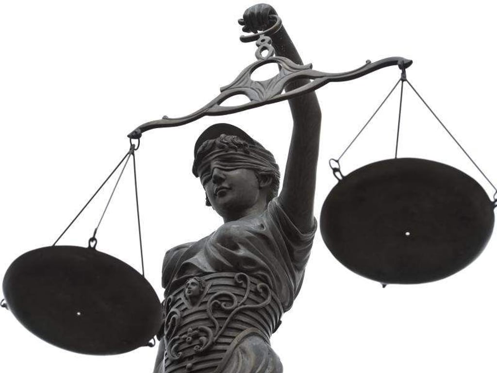 Eine Statue der Justitia mit einer Waage in ihrer Hand. Foto: David-Wolfgang Ebener/dpa
