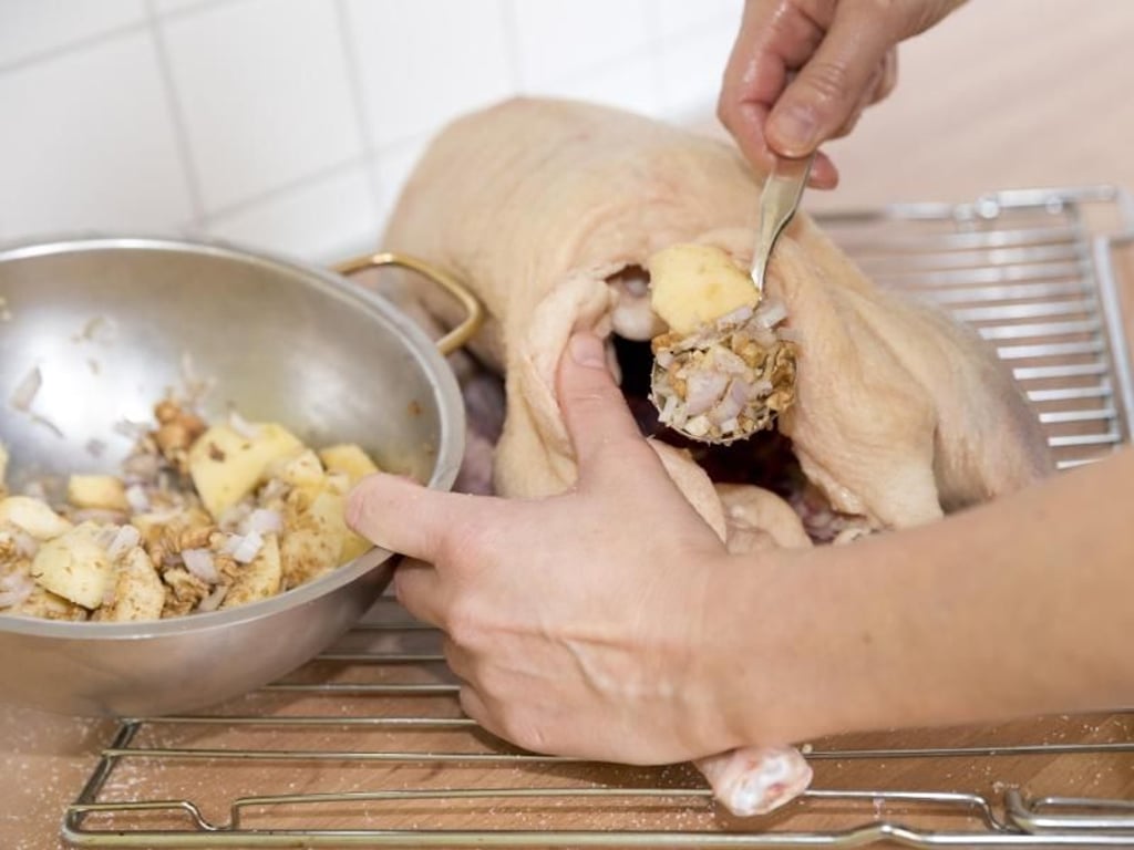 Bei der Füllung kann man experimentieren: Toll schmeckt es beispielsweise mit einer Füllung aus Äpfeln, Walnüssen, Zwiebeln und Gewürzen. Foto: Florian Schuh