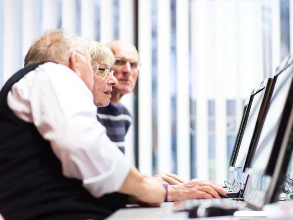 In kleinen Gruppen lernen Senioren am besten, wie sie mit einem Computer umgehen. Foto: Sebastian Gollnow