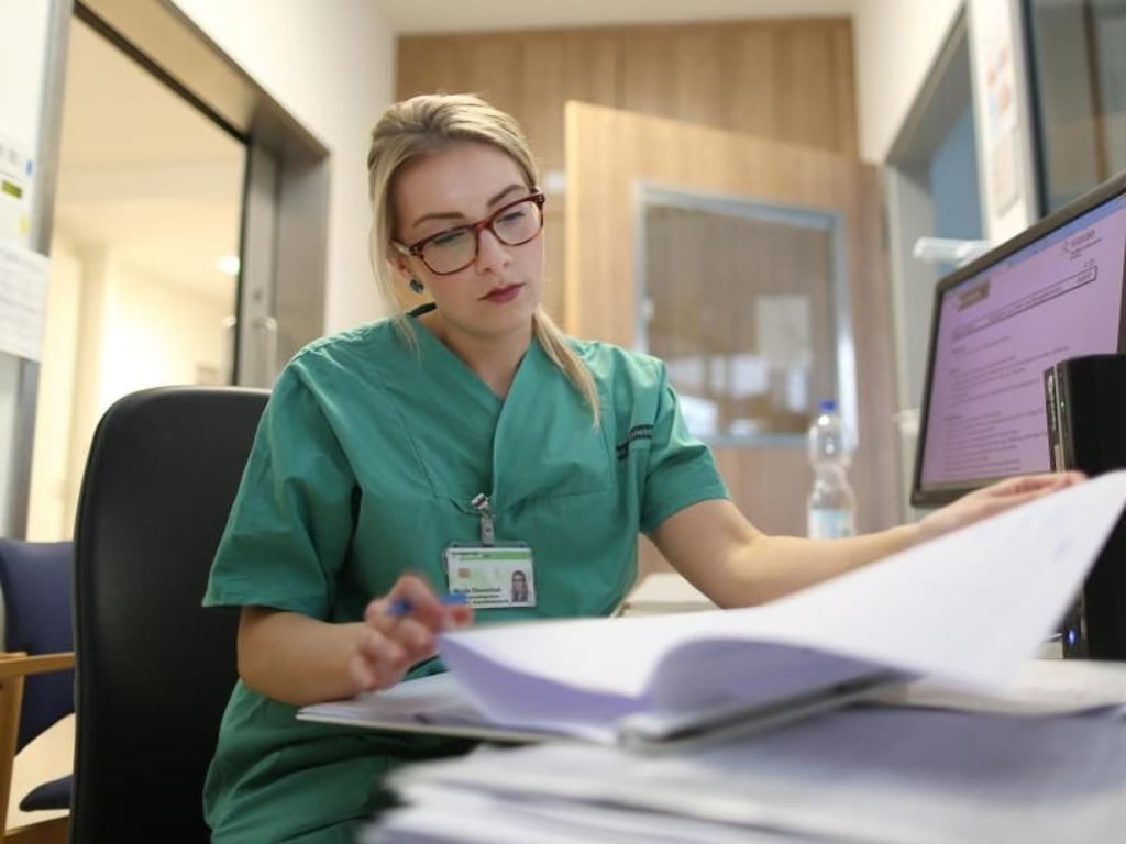 Büroarbeit gehört zum Job ebenfalls dazu: Nicole Ekonomiuk lernt Kinderkrankenschwester am Klinikum Dortmund. Foto: Ina Fassbender