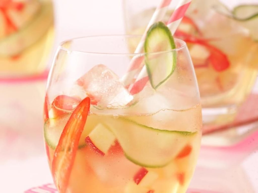 Für den scharfen Apfel-Gurken-Drink enthält dünne Apfel- und Gurkenscheiben, feine Ringe einer Pfefferschote, Zitronensaft, Apfelsaft und Quittennektar. Foto: VdF/BLE