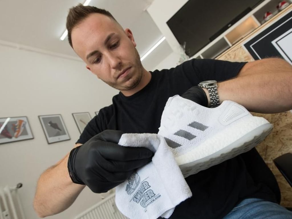 Der Sneaker-Cleaner bei der Arbeit. Sein Service lohnt sich vor allem bei teueren Modellen. Foto: Swen Pförtner/dpa