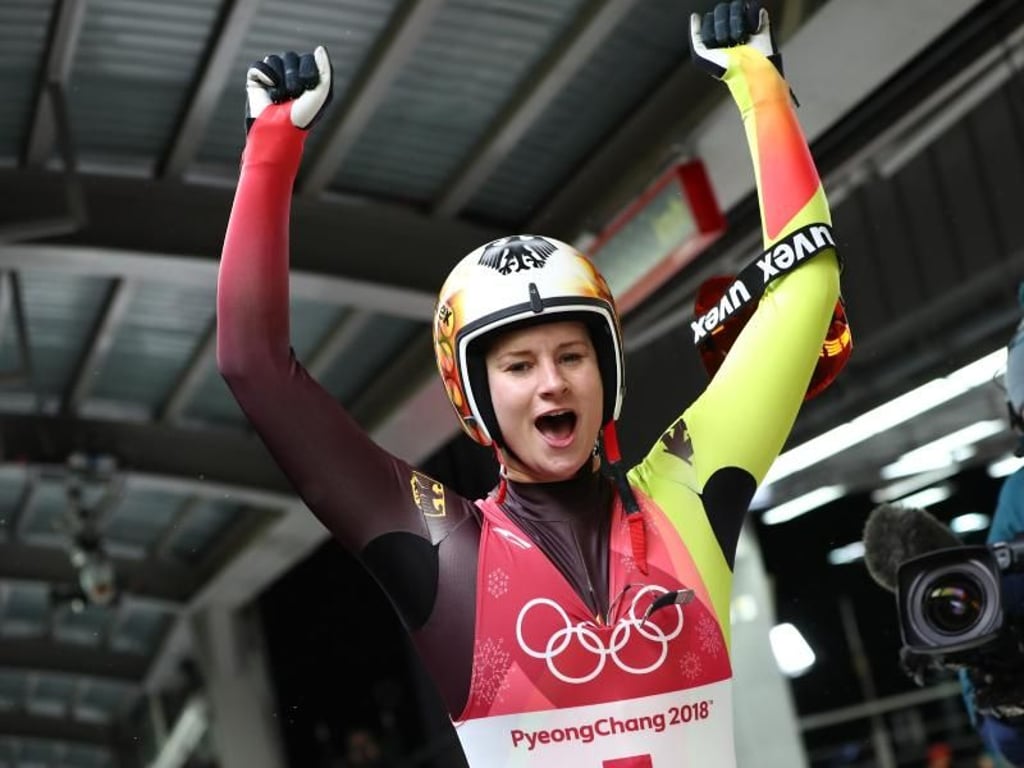 Dajana Eitberger freut sich über die Silbermedaille. Foto: Daniel Karmann