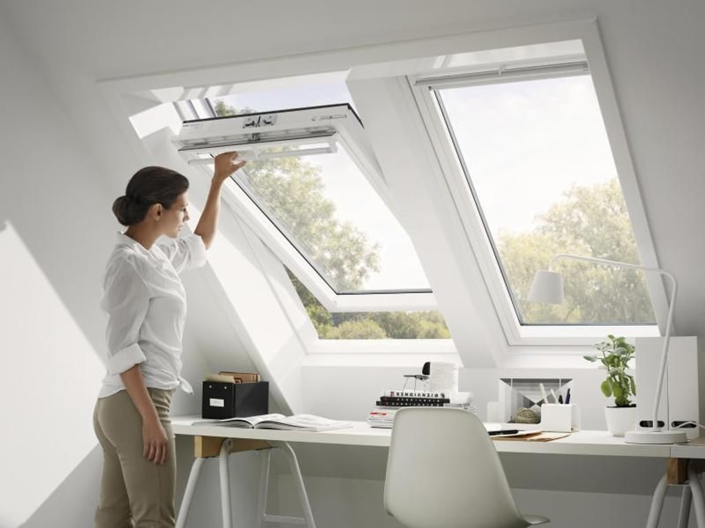 Für Steildächer bieten sich die klassischen Schwingfenster an. Das Fenster bewegt sich beim Öffnen um die eigene Mittelachse. Foto: Velux Deutschland GmbH/dpa-tmn