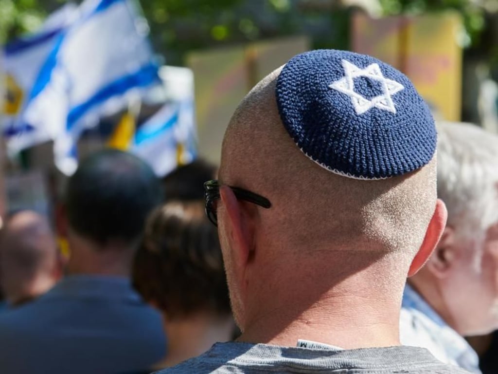 Ein Mann mit Kippa bei einer Pro-Israel Demonstration. Foto: Annette Riedl