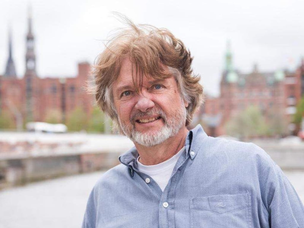 Polarforscher Arved Fuchs vor der Speicherstadt ion Hamburg. Foto: Daniel Bockwoldt