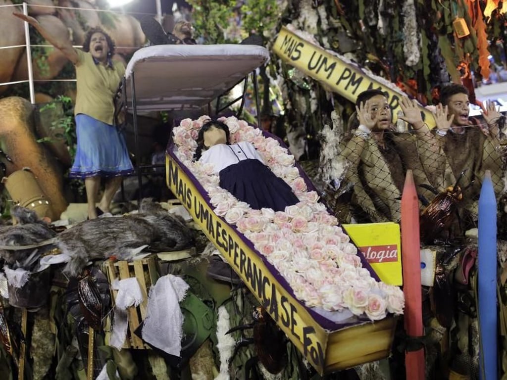 Die Sambaschule Beija-Flor beklagt den Tod der vielen unschuldigen Kinder. Foto: Silvia Izquierdo/AP