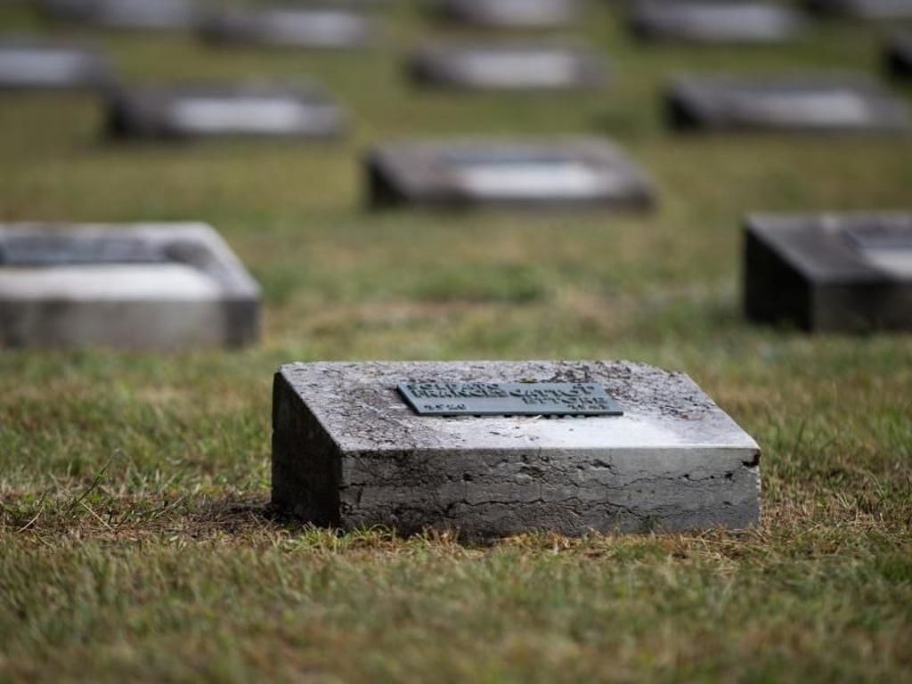Rund 130 Soldaten sind auf dem italienischen Soldatenfriedhof begraben. Flache Marmorgrabmale erinnern an die Namen und Lebensdaten. Foto: Klaus-Dietmar Gabbert