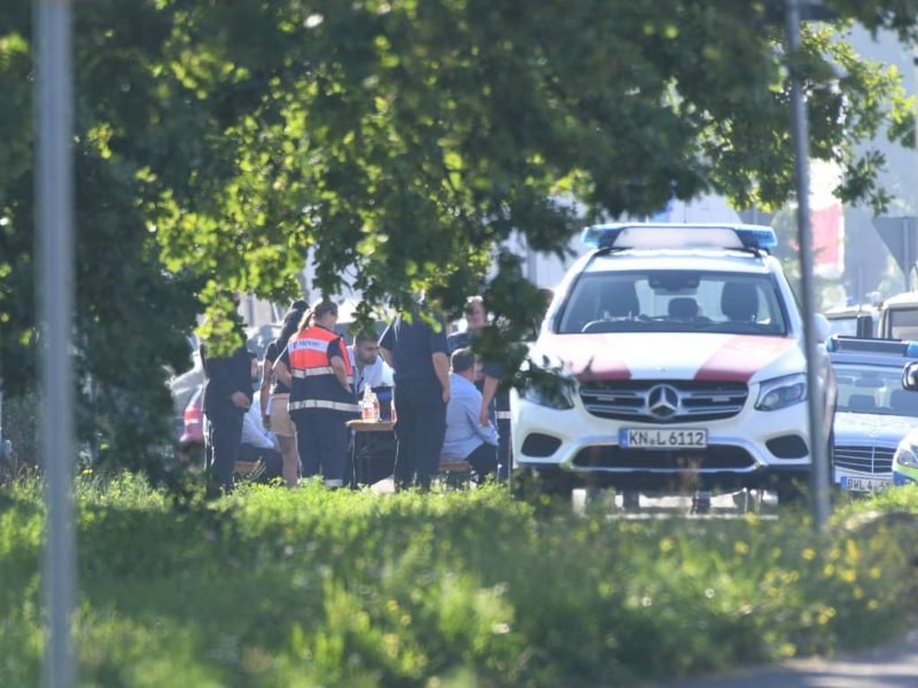Polizisten nehmen vor der Diskothek in Konstanz die Aussagen von Zeugen auf. Foto: Felix Kästle