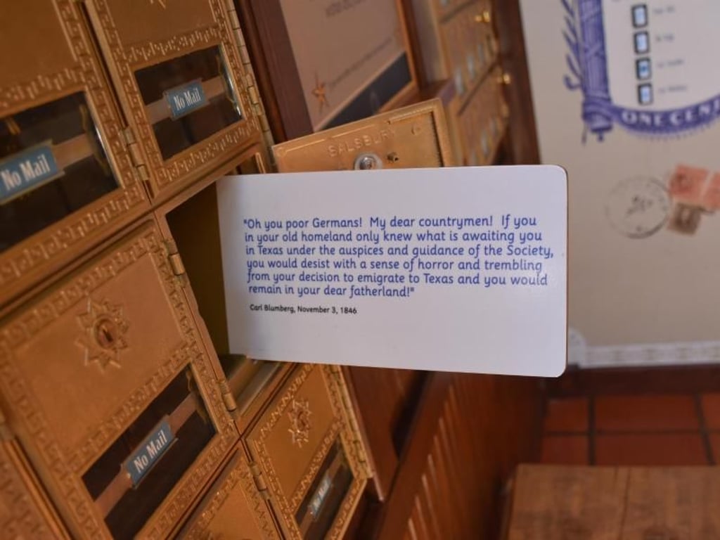 In der Johnson Library in Stonewall (Texas) kann man sich Zitate von deutschen Einwanderern aus Briefen nach Hause durchlesen. Foto: Chris Melzer