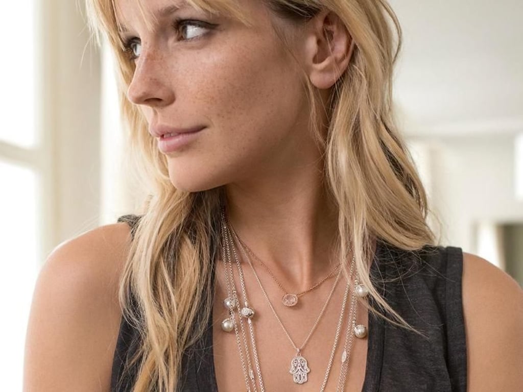 Lange Ketten bleiben vorerst groß in Mode. Hier Beispiele von Thomas Sabo (Kette mit Perlen 79 Euro, Kette mit Herzanhänger 279 Euro, Kette mit Handanhänger 169 Euro, Kette mit runden Anhänger nah am Hals 179 Euro). Foto: Thomas Sabo