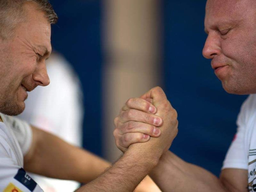 Die Armwrestler Tobias Fitzenreiter (l) und Jan Sarembe messen ihre Kräfte. Foto: Hendrik Schmidt