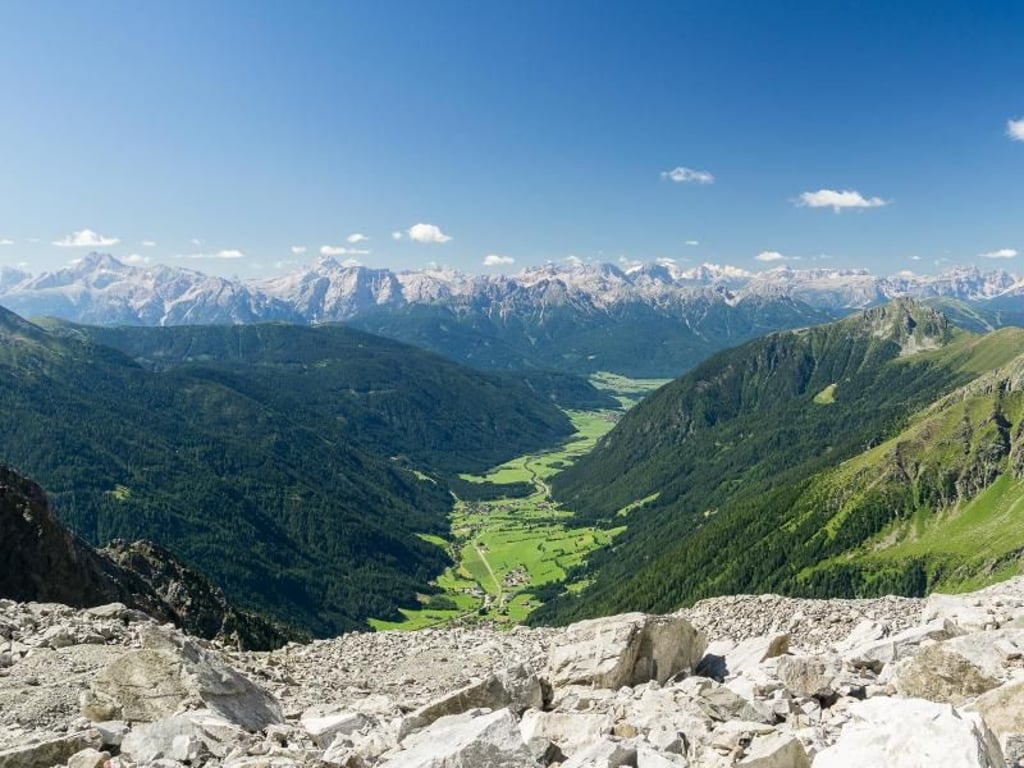 Südlich des Defereggentals erheben sich die zackigen Bergspitzen der Dolomiten - ein vortreffliches Alpenpanorama. Foto: Philipp Laage/dpa-tmn