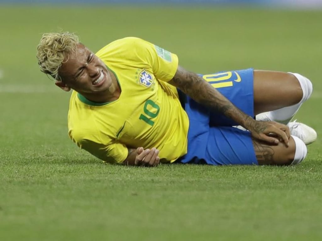 Neymar liegt allerdings auch deshalb öfter am Boden als andere, weil er von seinen Gegenspielern besonders scharf attackiert wird. Foto: Andre Penner/AP