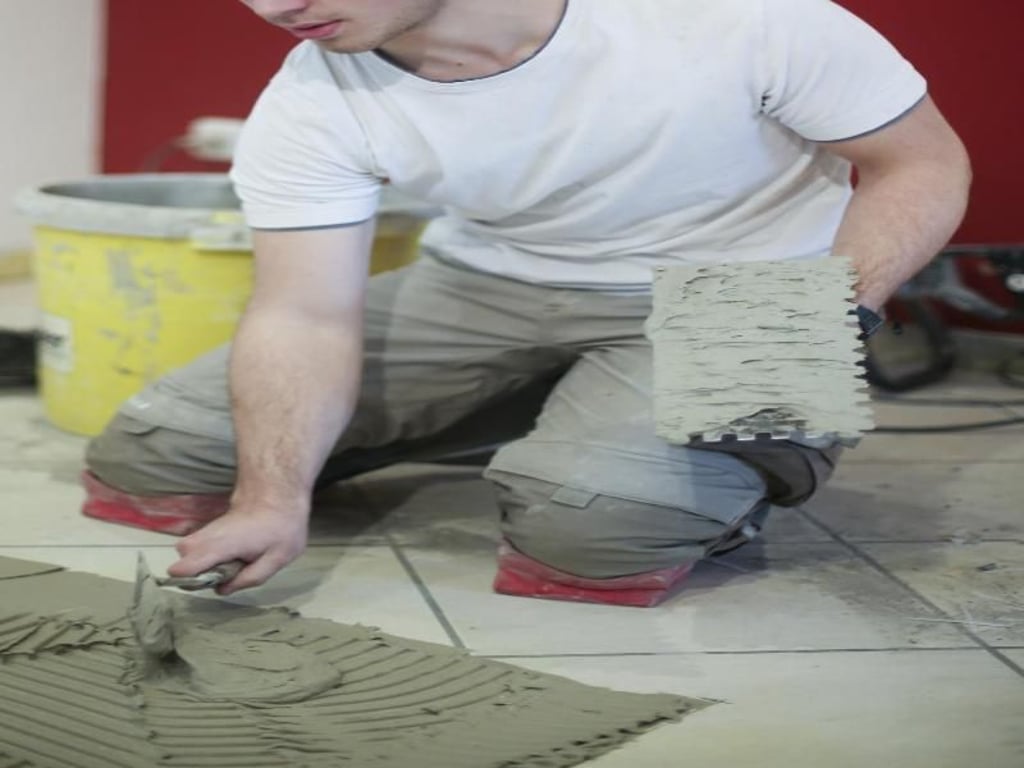 Welches Material auf welchem Boden? Mit welchem Kleber und welchem Gerät? All das lernen angehende Fliesenleger wie Sascha Cuppenbender im Rahmen ihrer Ausbildung. Foto: Ina Fassbender