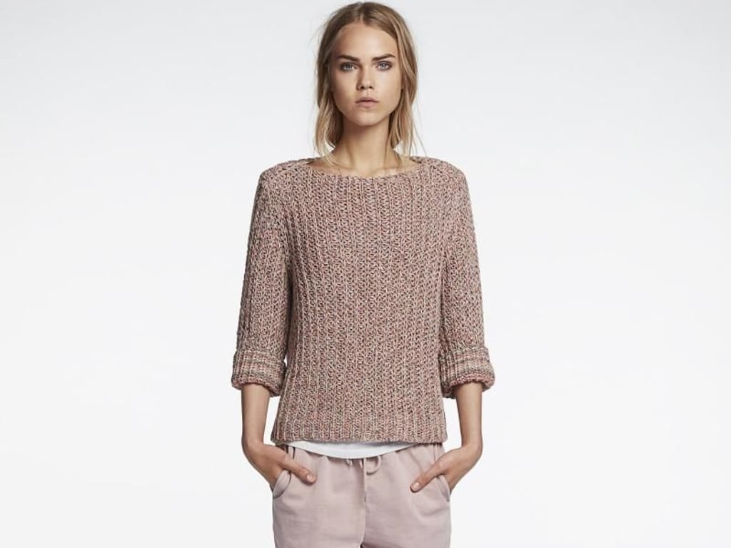 Lässig, aber schick genug, um nicht auf der Couch versauern zu müssen: Oui kombiniert Ton-in-Ton eine Tracksuit-Hose mit einem Strickpullover Foto: Oui