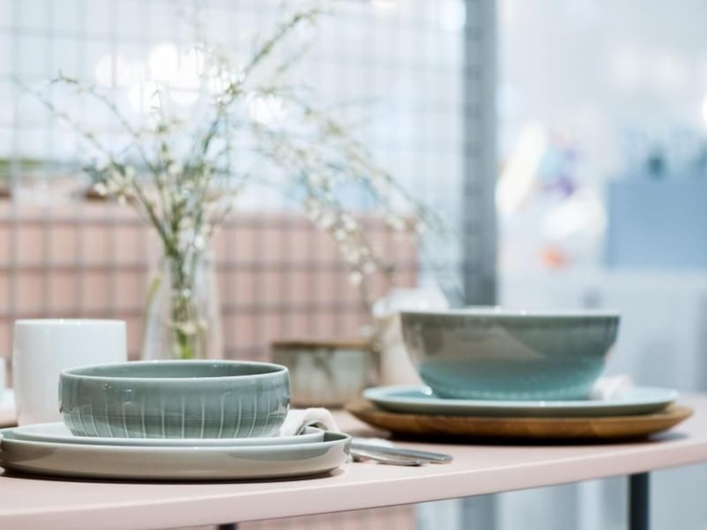 Bei Arzbergs Kollektion Joyn trifft ein neuer Türkis-Ton namens Mint Green auf Porzellan in Grau, Weiß sowie auf Holzelemente. Foto: Franziska Gabbert