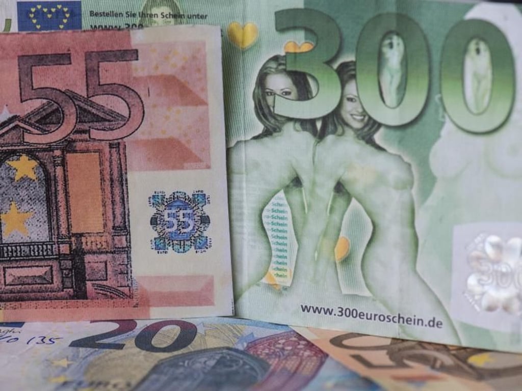 Gefälschte Euro-Banknoten werden bei der Bundesbank in Frankfurt am Main (Hessen) gezeigt. Foto: Boris Roessler