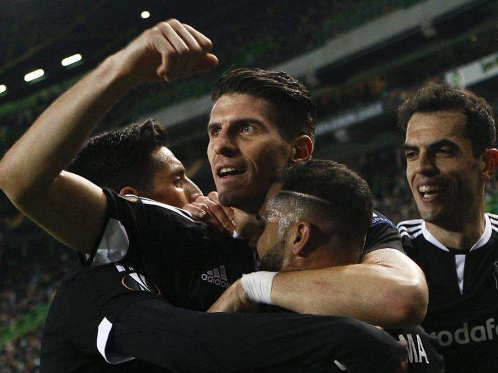 Mario Gomez (M) traf für Besiktas Istanbul. Foto: Manuel De Almeida