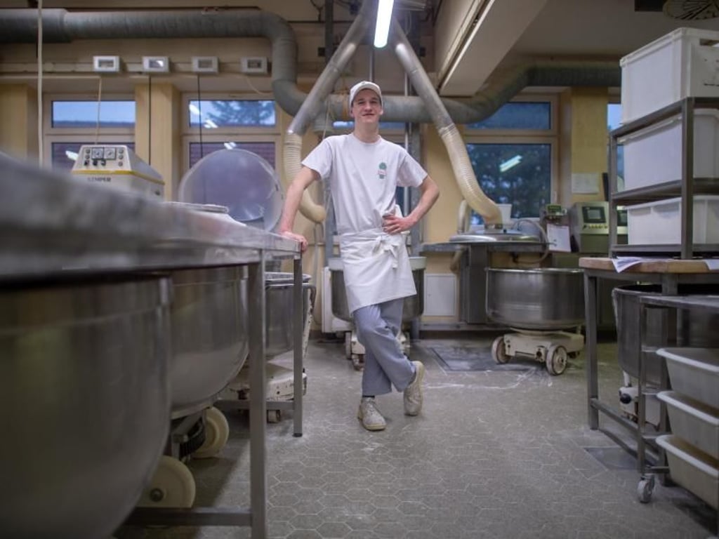 Der Auszubildende Tobi Gennrich an seinem Arbeitsplatz, der Backstube: Er schätzt das Arbeiten mit den Händen. Foto: Klaus-Dietmar Gabbert