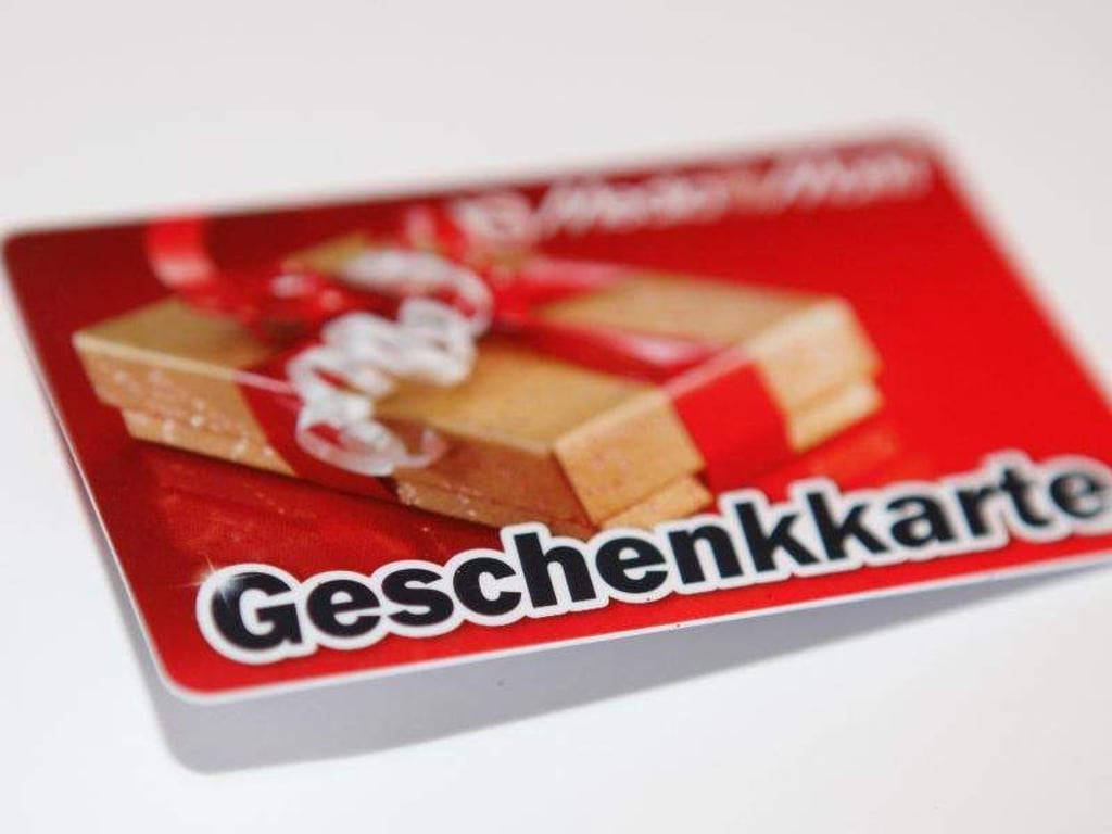 Erhalten Arbeitnehmer statt Lohn eine Guthabenkarte, gilt eine Steuerfreigrenze von 44 Euro. Foto: Malte Christians/dpa