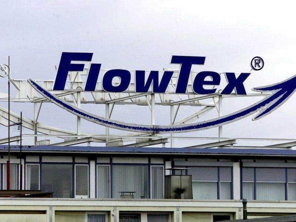 Das FlowTex-Logo auf der ehemaligen Firmenzentrale in Ettlingen. Foto: Uli Deck/Archiv