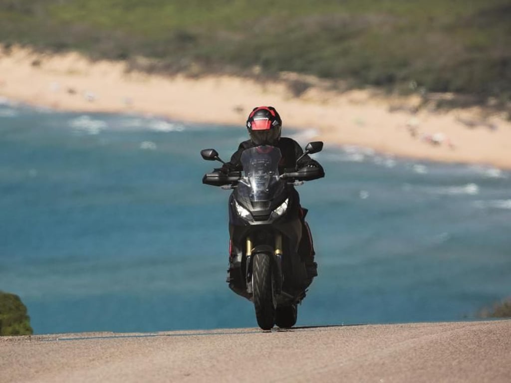 Cruisen mit dem großen Roller: Die Reise mit dem Honda X-ADV soll aber auch über unbefestigte Wege führen können. Foto: Honda