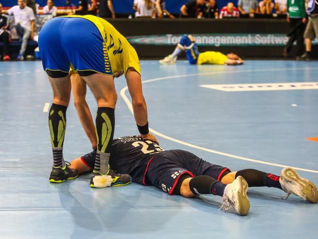 Gummersbachs Marvin Sommer tröstet nach Spielende Bietigheims Jan Asmuth. Beide Teams sind abgestiegen. Foto: Christoph Schmidt