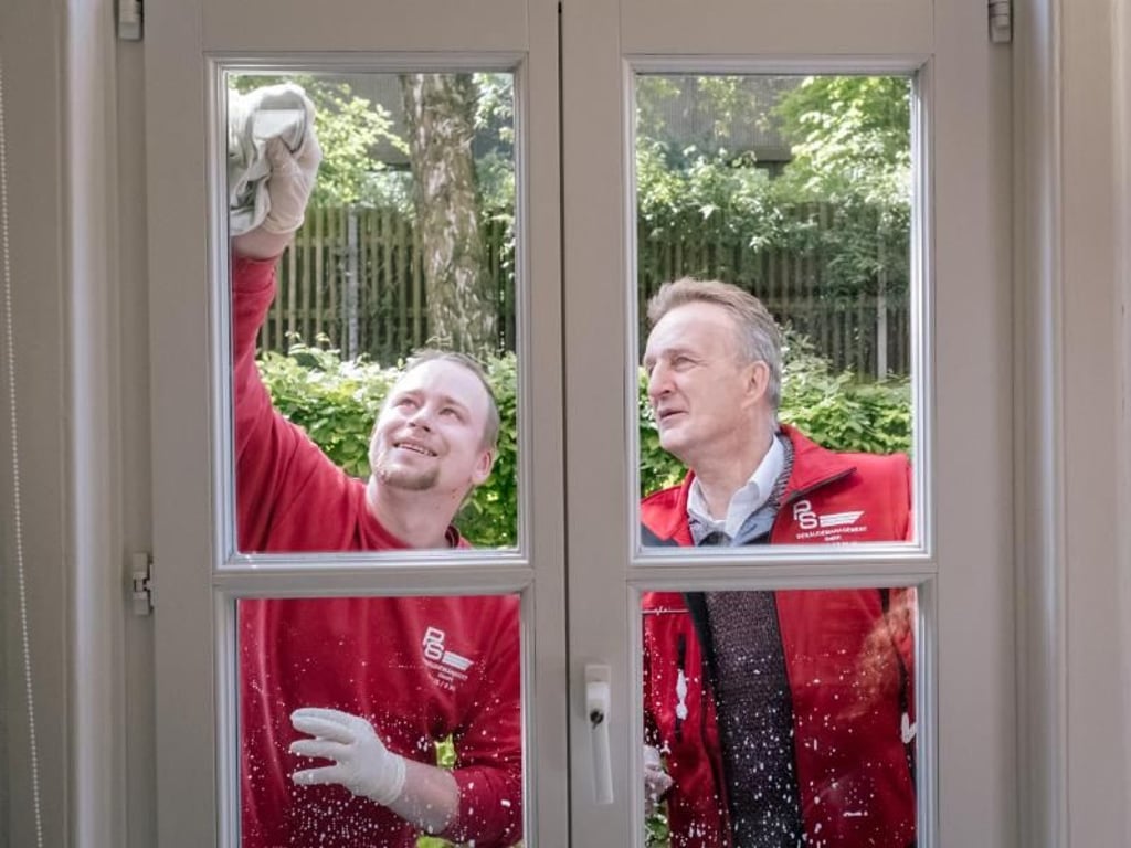 Fassaden- und Glasreinigung - beide Themen sind der Teil der Ausbildung zum Gebäudereiniger. Ausbilder Andreas Hoffmann (r) leitet seinen Azubi Sebastian Duda an. Foto: Ole Spata