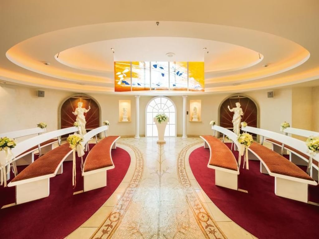 In der Wedding Chapel von Royal Caribbean finden Brautpaare das passende Ambiente für ihre Hochzeit auf See. Foto: Royal Caribbean International