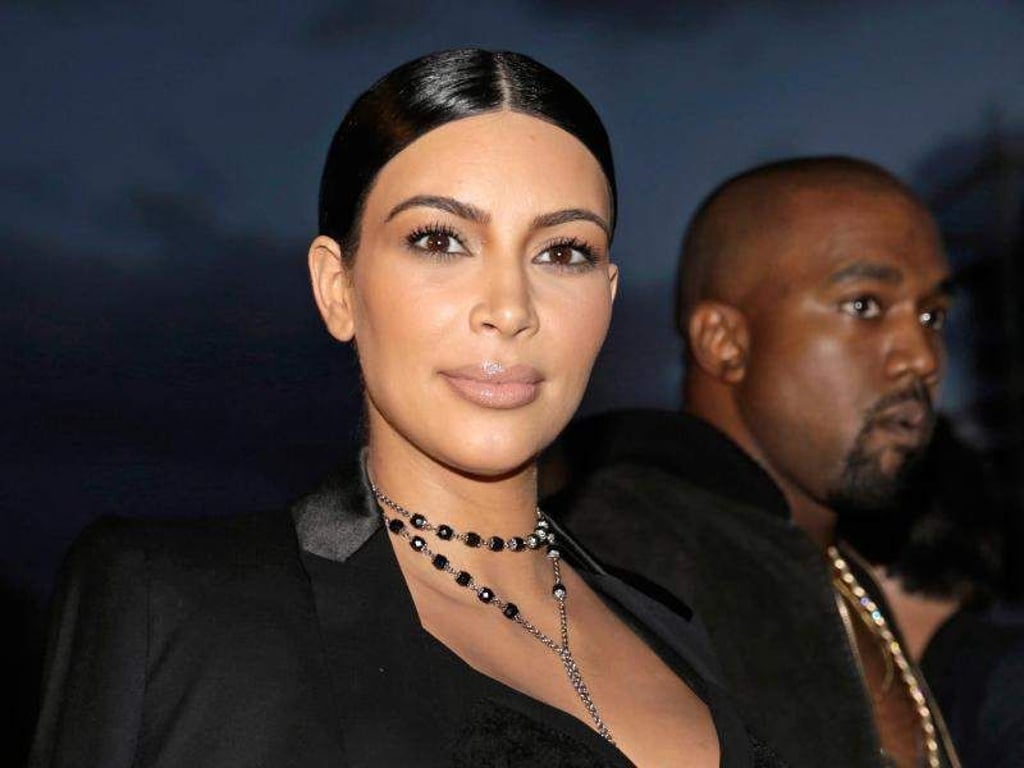 Kim Kardashian West (m.) mit ihrem Ehemann Kanye West in New York. Foto: Peter Foley