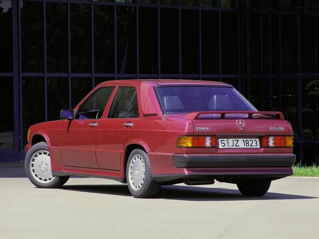 Kraftnahrung fürs Baby: Die auch «Baby-Benz» genannte Autos der Mercedes-Baureihe W 201 erstarkten 1988 als 190 E 2.5-16 auf 143 kW/194 PS. Foto: Daimler AG/dpa-tmn