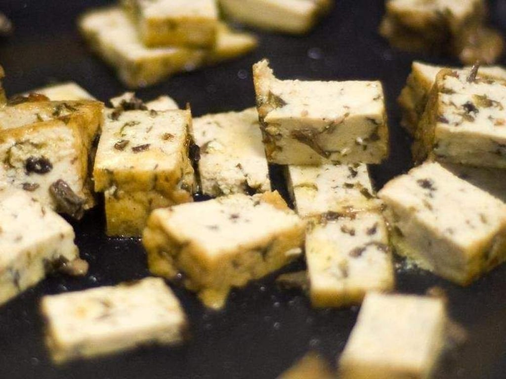 Tofu schmeckt auch in einer Gemüsebrühe als Fondue. Foto: Pauline Willrodt