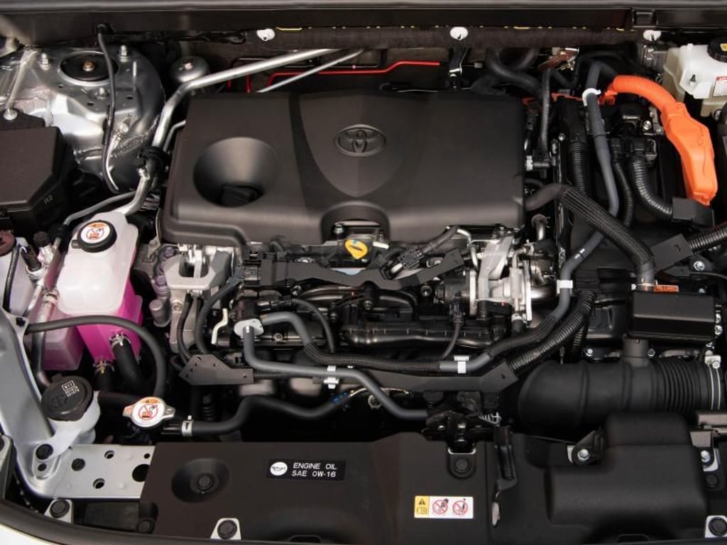 Das Hybrid-Modell des RAV4 kombiniert einen 2,5 Liter großen Vierzylinder von 131 kW/178 PS mit einem E-Motor - bei der Allradversion sogar mit zweien - und kommt so auf maximal 163 kW/222 PS. Foto: Toyota