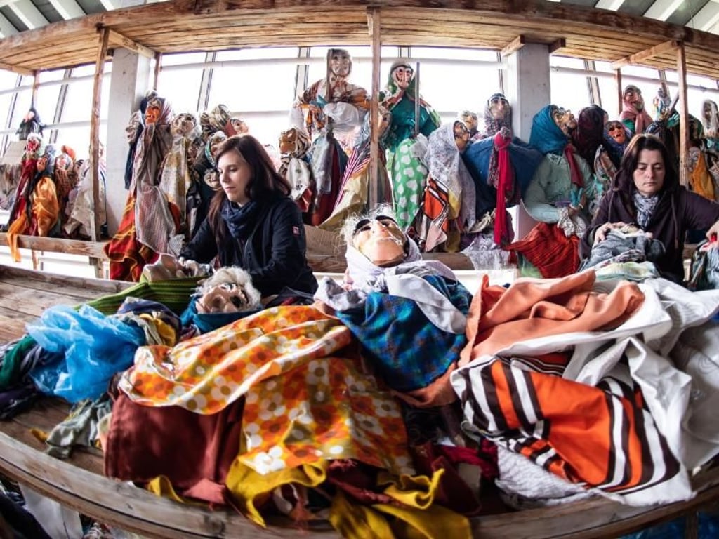 Die Frauen der Walpurgis-Sippe treffen sich ab Weihnachten regelmäßig, um die Puppen zu gestalten. Foto: Swen Pförtner