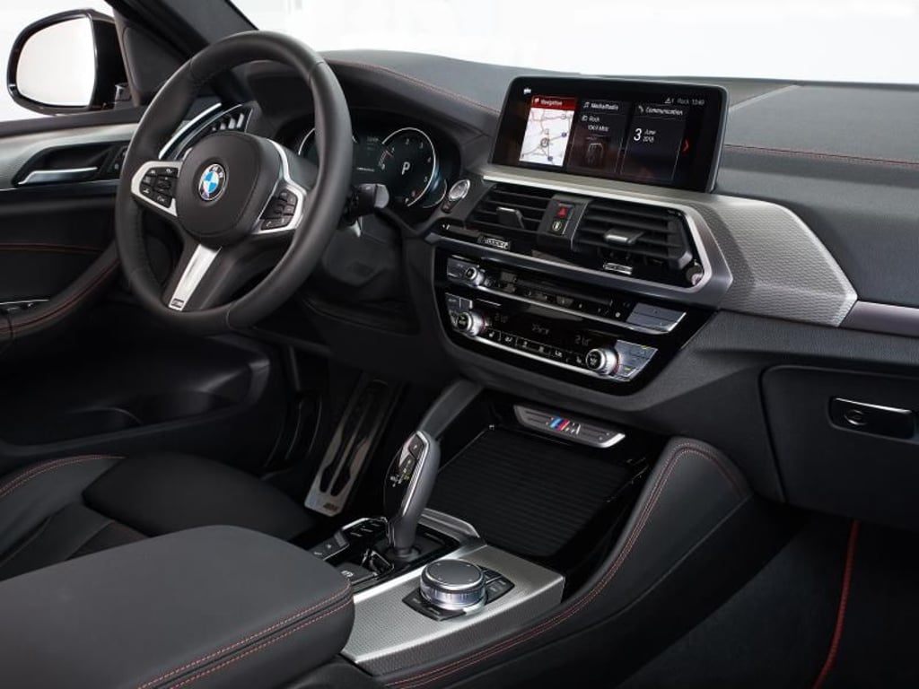 Mehr Extras: Die Anzeigen beim X4 sind digital, der Navi-Monitor reagiert auf einen Fingerzeig und auf Wunsch auch auf Gesten. Foto: BMW