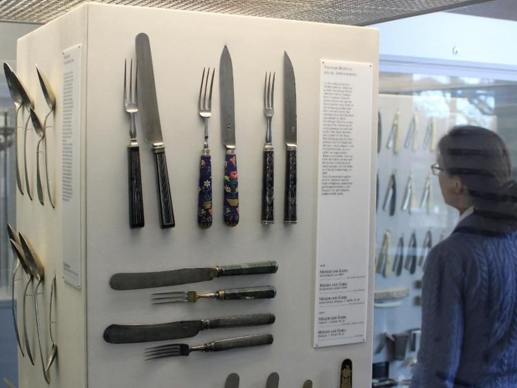 Im Klingenmuseum bekommen Besucher unter anderem verschiedene Bestecke aus dem 19. Jahrhundert zu sehen. Foto: Bernd F. Meier