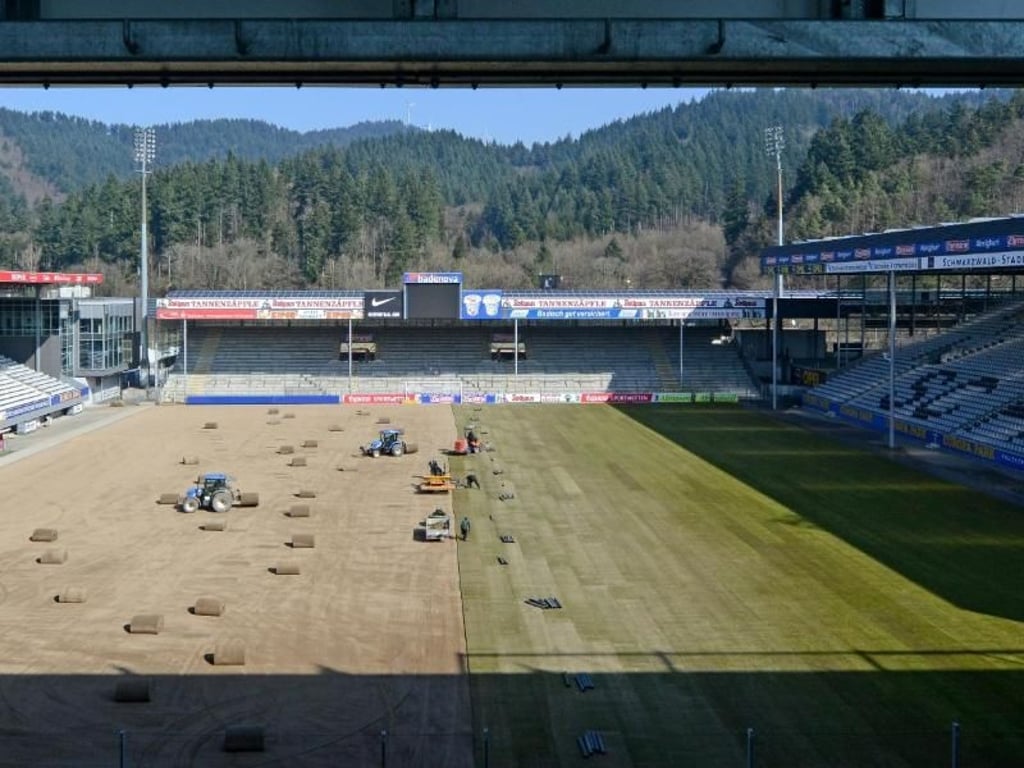 Im Stadion des SC Freiburg wird neuer Rasen verlegt. Fast ein Meter beträgt das Gefälle zwischen beiden Toren. Foto: Patrick Seeger