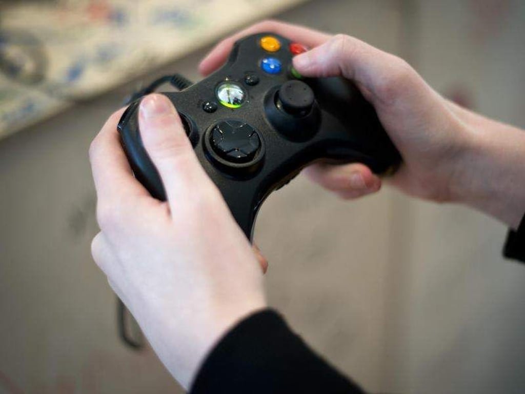 Bei der ComputerSpielSchule, Projekt einer Initiative in Hamburg, können Eltern und Lehrer den Controller selbst in die Hand nehmen. Foto: Daniel Naupold