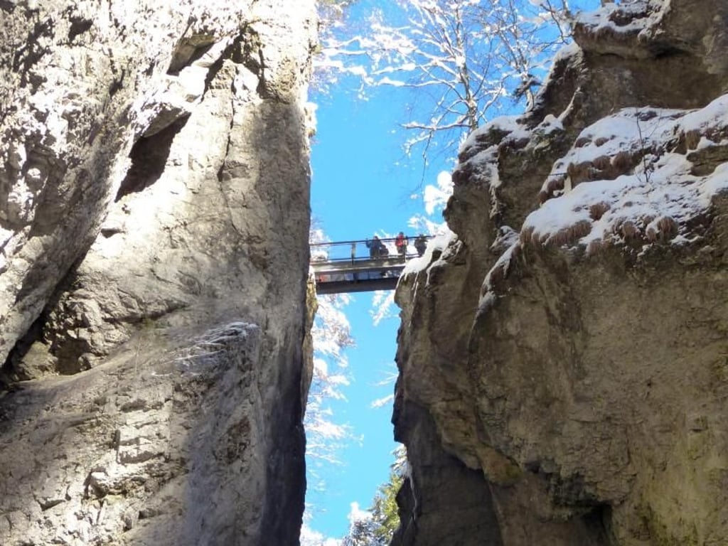 Über der Klamm spannt sich der Zwingsteg auf, einst eine Schmugglerroute. Die heutige Variante wird vor allem von Touristen genutzt. Foto: Florian Sanktjohanser/dpa-tmn