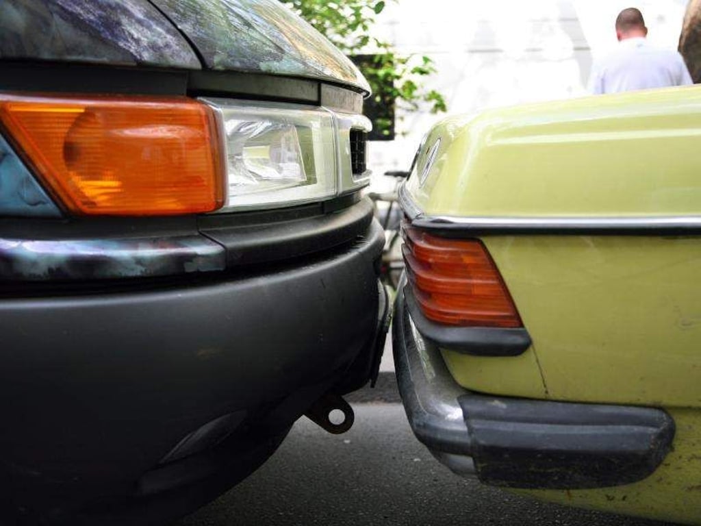 Wer zur Selbsthilfe greift und ein die Einfahrt blockierendes Auto zur Seite rollt, kann straffrei bleiben. Auch dann, wenn das Auto dabei unwissentlich beschädigt wird. Foto: Christine Cornelius