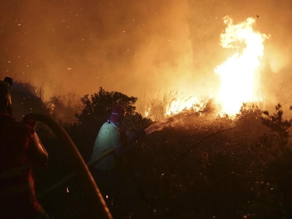 Waldbrand bei Obidos in Portugal:
Die seit Monaten anhaltende Trockenheit und starke Winde begünstigen in vielen Gebieten der iberischen Halbinsel den Ausbruch von Bränden. Foto: Armando Franca