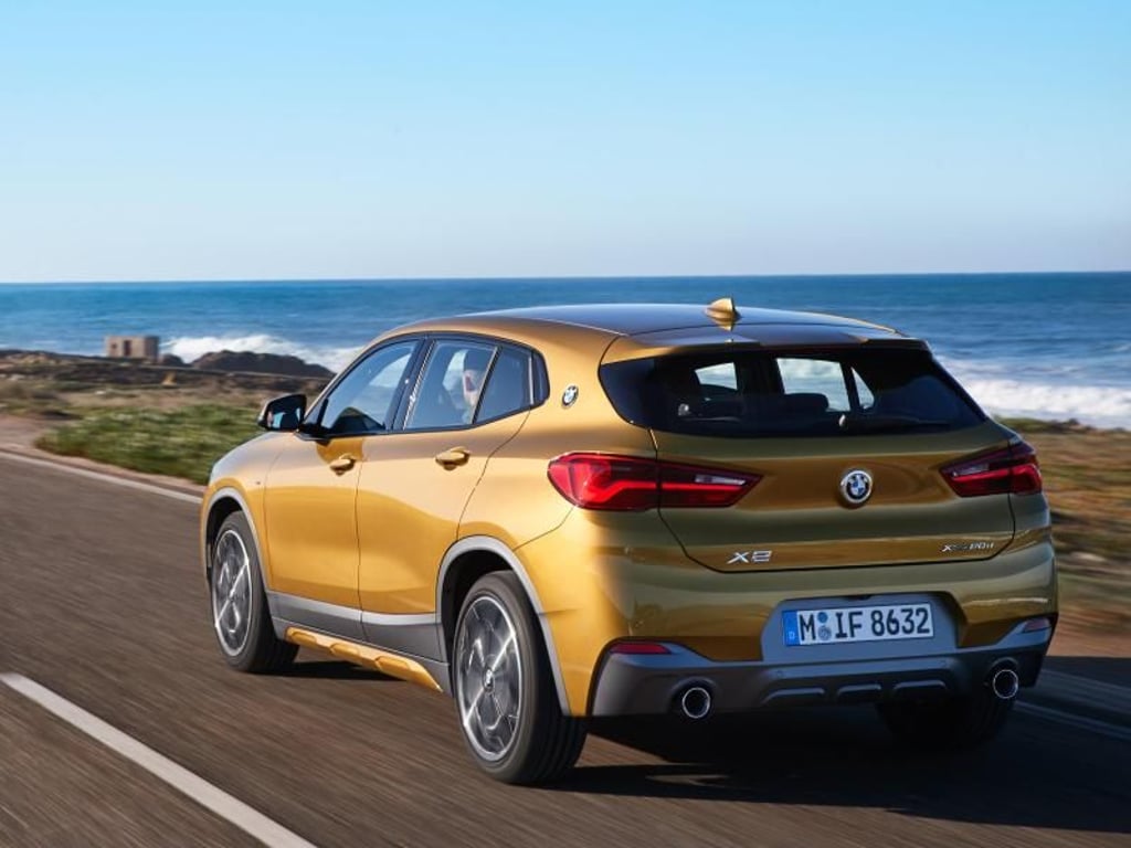 Was dem Tester nicht gefiel: die kleinere Klappe und höhere Ladekante des Kofferraums gegenüber dem X1. Außerdem kann im BMW X2 keiner richtig gut nach draußen schauen. Foto: Fabian Kircbauer/BMW