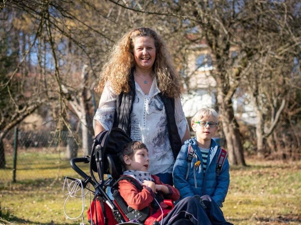 Immer im Dienst: Andrea König (M) mit ihren Zwillingen Marlon (l) und Neo. Ihr Tag ist komplett ausgefüllt, sagt die 48-Jährige - durch die Kinder, aber auch mit Arztbesuchen und Papierkram. Foto: Frank Rumpenhorst/dpa-tmn