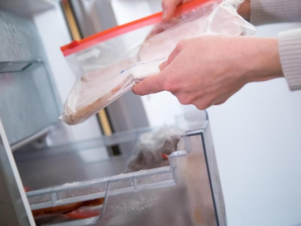 Beim Einfrieren gilt die Regel, immer so flach wie möglich. Überschüssige Luft sollte sorgsam aus dem Gefrierbeutel gestrichen werden. Foto: Christin Klose