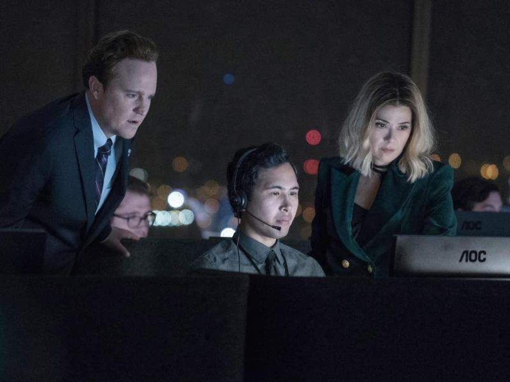 Chief of Staff Patch Darrgh (Arlo Sabian, l) und Dr. Updale (Marisa Tomei, r) führen ein Experiment durch. Foto: Annette Brown/Universal Pictures