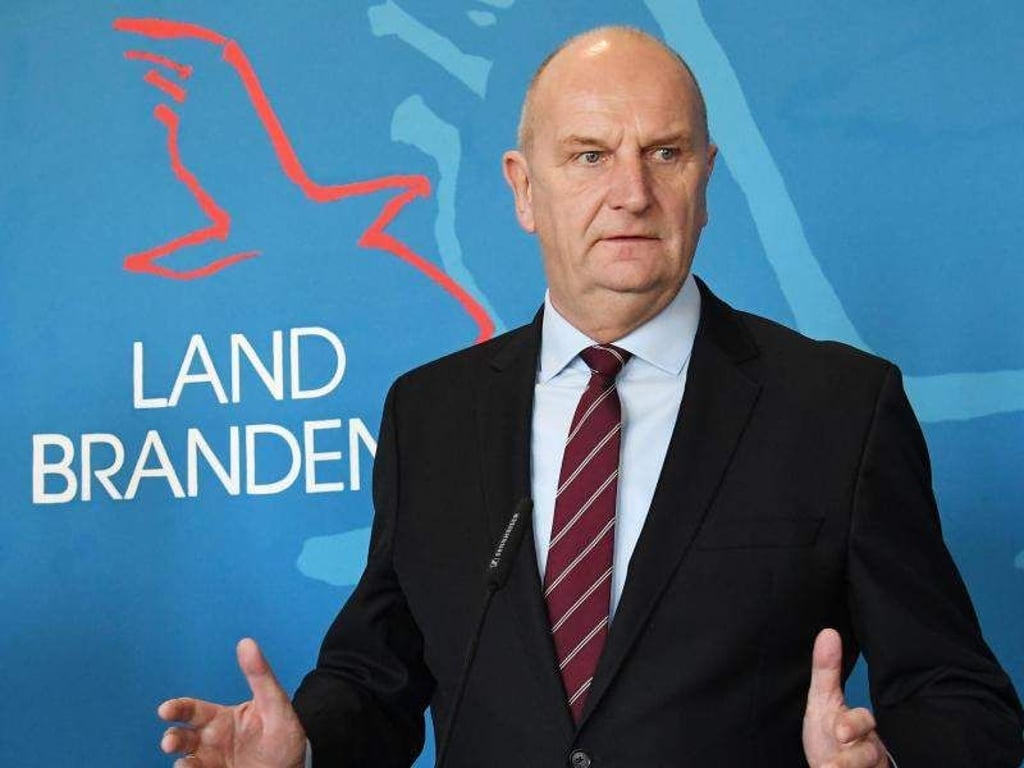 Dietmar Woidke (SPD), Ministerpräsident Brandenburg, spricht auf der Pressekonferenz nach der Kabinettssitzung. Foto: Bernd Settnik/Archiv