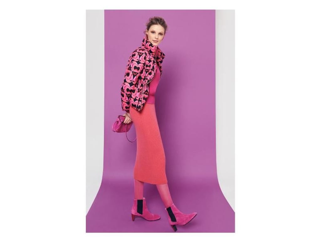 Viele Modefirmen zeigen aktuell Komplettlooks in der gleichen Farbe. Insbesondere Fuchsia gehört dazu - wie auch zum Beispiel bei Escada zu sehen (Jacke ca. 600 Euro, Pullover ca. 379 Euro, Schuhe ca. 449 Euro, Tasche ca. 699 Euro). Foto: Escada
