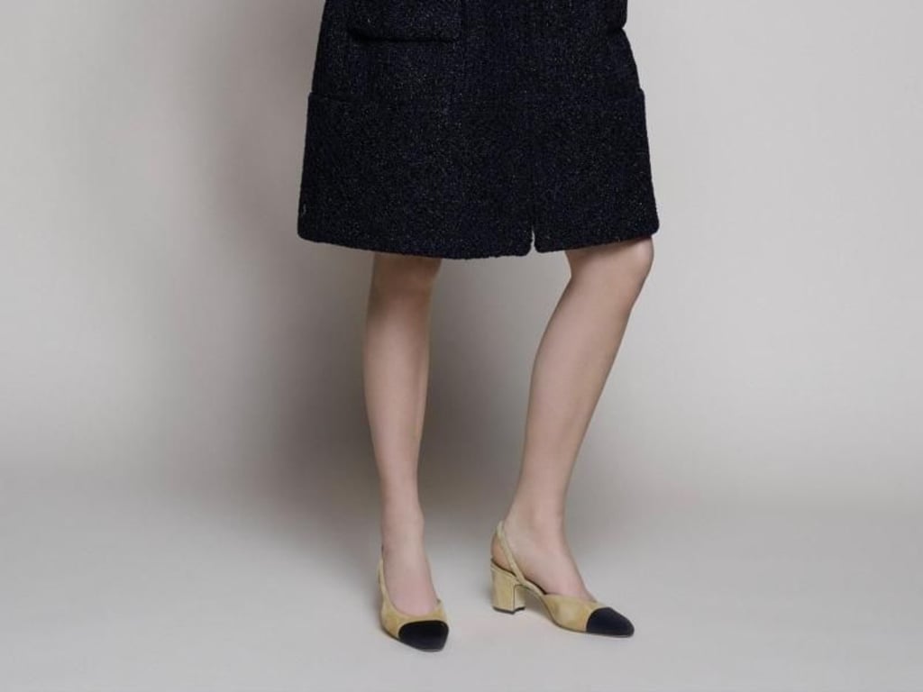 Zum Kleid aus Tweed kombinieren Frauen zum Beispiel einen Schuh mit etwas breiterem Absatz, hier ein Beispiel von Chanel (Tweedkleid 6.410 Euro, Sling Pumps 620 Euro). Foto: Chanel by Karl Lagerfeld